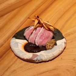 合鴨ロースの炭焼き　黒ニンニクソース