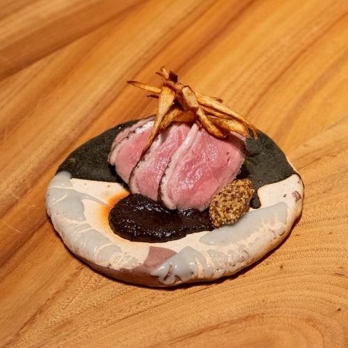 合鴨ロースの炭焼き　黒ニンニクソース