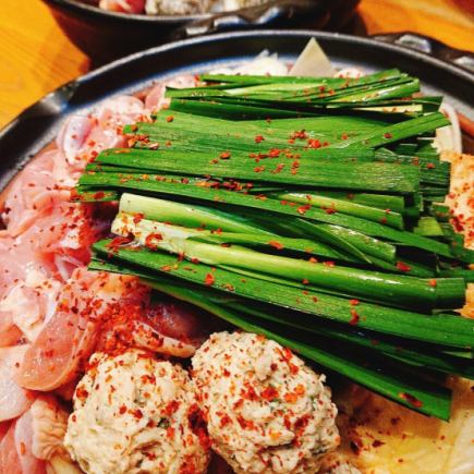 【イチオシ】赤鶏の辛味噌鍋と創作串揚げコース3700円（税込）