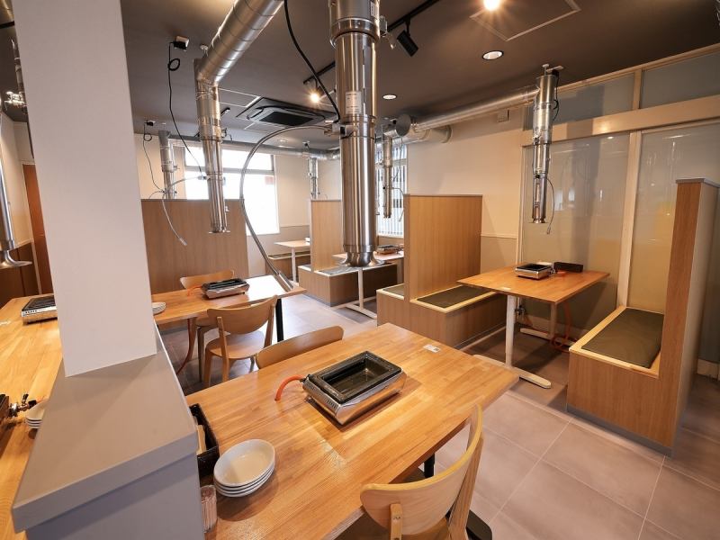 洗練されたモダンなデザインが光る店内は、心地よい空間を演出しています。木の温もりを感じるテーブルや、ゆったりとしたお席が揃い、プライベート感を大切にした作りが魅力。開放感のある高い天井と、落ち着いた照明が絶妙に調和し、食事を一層特別なものにしてくれます。居心地の良い空間で焼肉をお楽しみください。