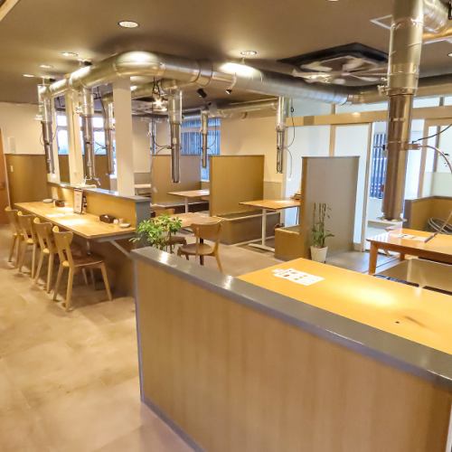 <p>オープンなカウンター席や、ゆったりとしたテーブル席があり、友人や家族と楽しいひとときを過ごすのにぴったり。高い天井からの自然光が差し込み、明るく開放的な雰囲気を演出しています。こだわりのインテリアが心地よさを引き立て、焼肉を楽しむのにぴったりの居場所です。特別な食事をゆっくりご堪能ください。</p>