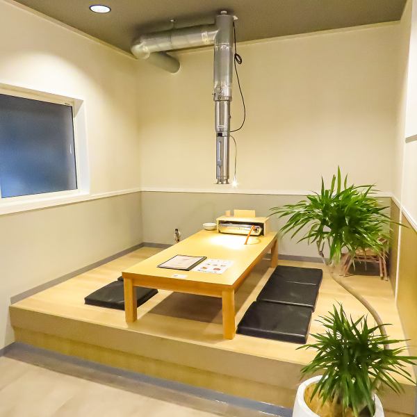 落ち着いた雰囲気の中に和のエッセンスを感じるお座敷は、プライベート感満載で家族や友人とのひとときを演出。シンプルながらも温もりのあるインテリアが心を和ませ、リラックスした食事を楽しむことができ、焼肉を囲むひとときがより一層特別なものになることでしょう。ぜひ、この空間でくつろいでお過ごしください。