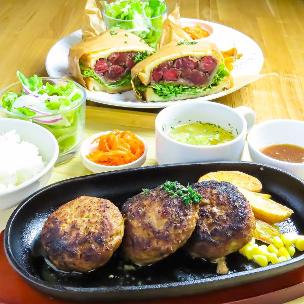 ランチも営業中！サクッとお食事したいお客様にもおすすめです。