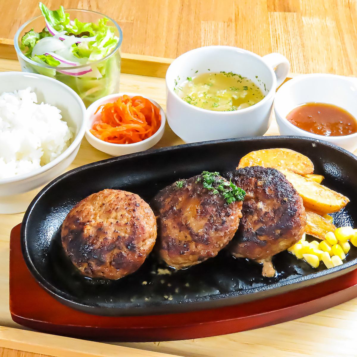 黒毛和牛を使ったハンバーグランチがおすすめ！