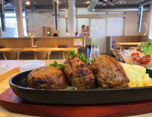 ランチも営業中！焼肉屋さんならではのこだわりのハンバーグや肉厚ハラミーサンドイッチを是非！
