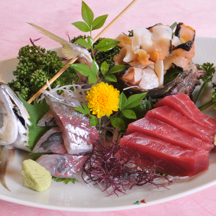 가모가와 어항 등에서 직송한 신선한 치바현산 해산물 요리를 즐길 수 있다♪