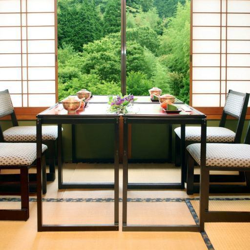 점내는 옛 좋은 일본식 테이스트의 인테리어에 일본식 음악이 흐르고 있어 아늑한 분위기입니다.엄선한 요리를 미각으로 즐기면서 시각적으로 침착하고 식사를 즐길 수 있습니다.