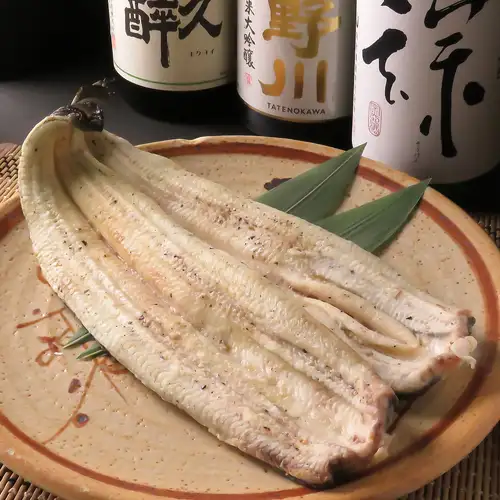 Relax and unwind! We always have over 30 varieties of sake available♪