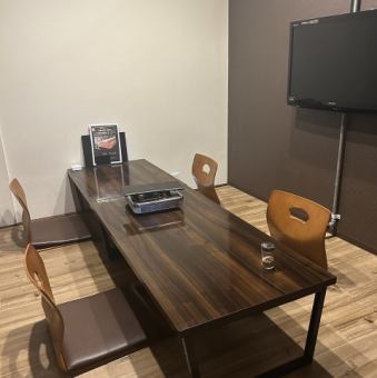 ゆったりご利用いただける座敷をご用意しております。落ち着いた空間で、ご家族や友人と、くつろぎながらお食事をお楽しみいただけます。特別なひとときをお過ごしください。
