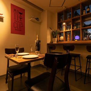 The interior is based on white, but only one side on the kitchen side has a red wall ♪ Enjoy delicious Italian food and sake in a cute and fashionable interior