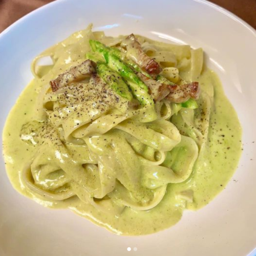 Creamy pasta with pancetta and asparagus sauce