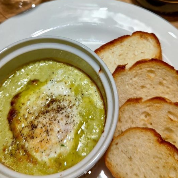 Asparagus sauce and egg cocotte - served with baguette