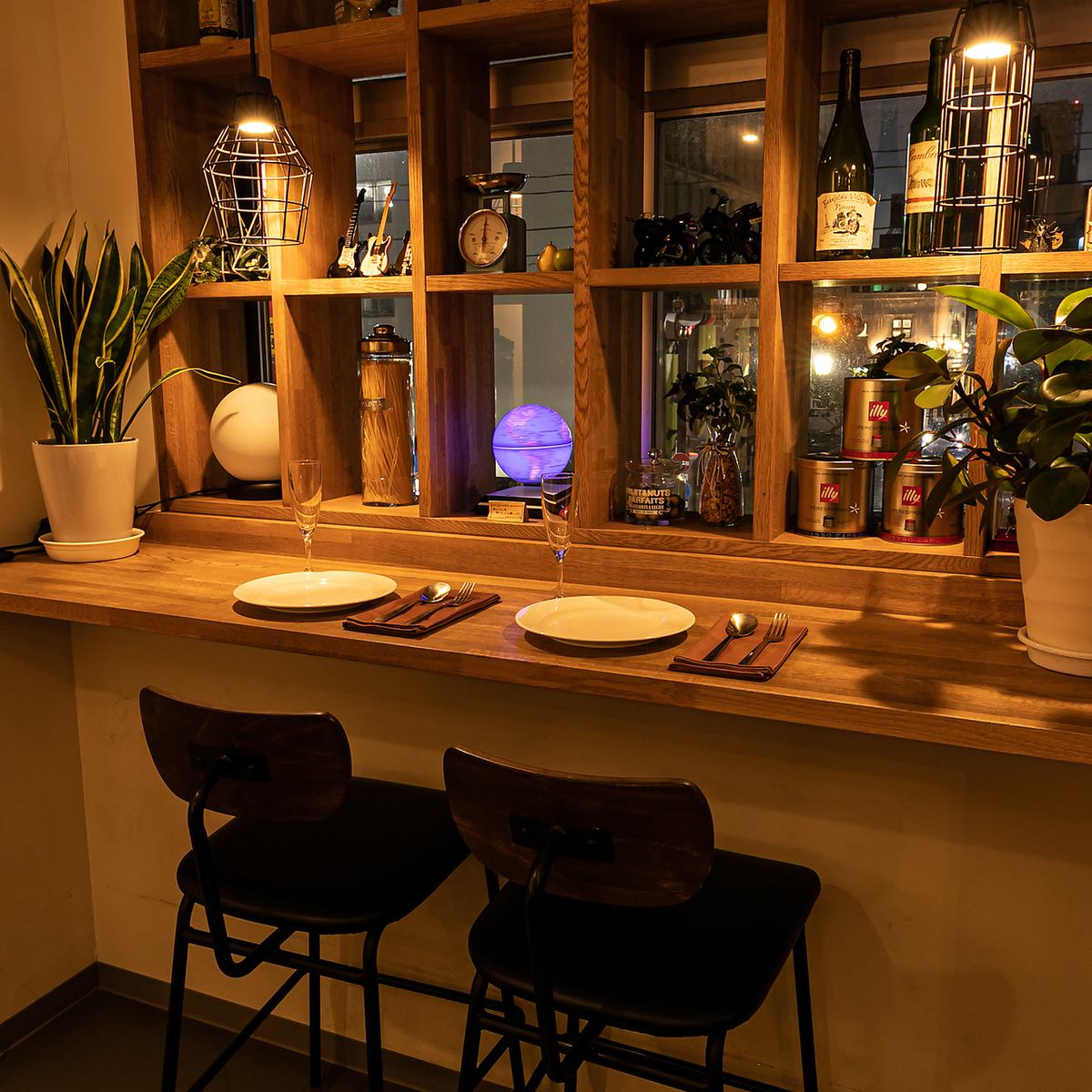 Enjoy exquisite Italian food in a stylish and relaxing atmosphere while admiring the night view.