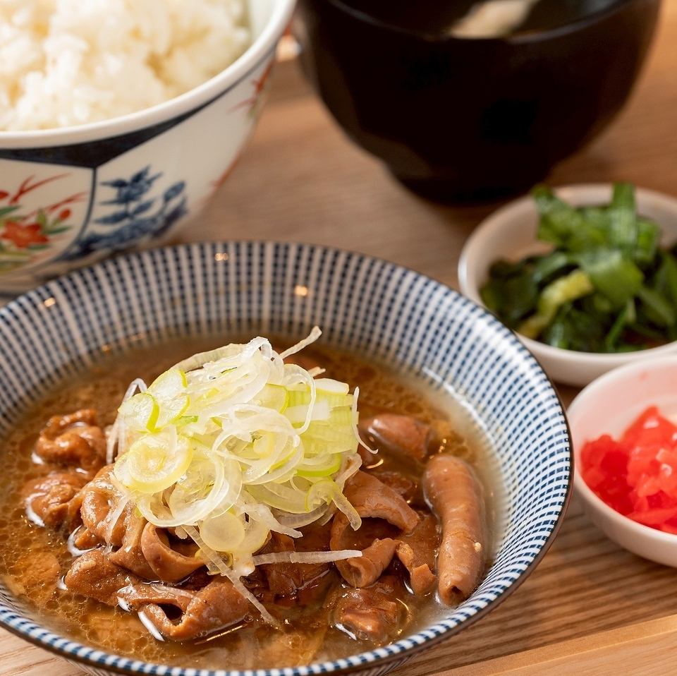 昼から気軽にビールともつ煮を楽しめる落ち着いた一軒。