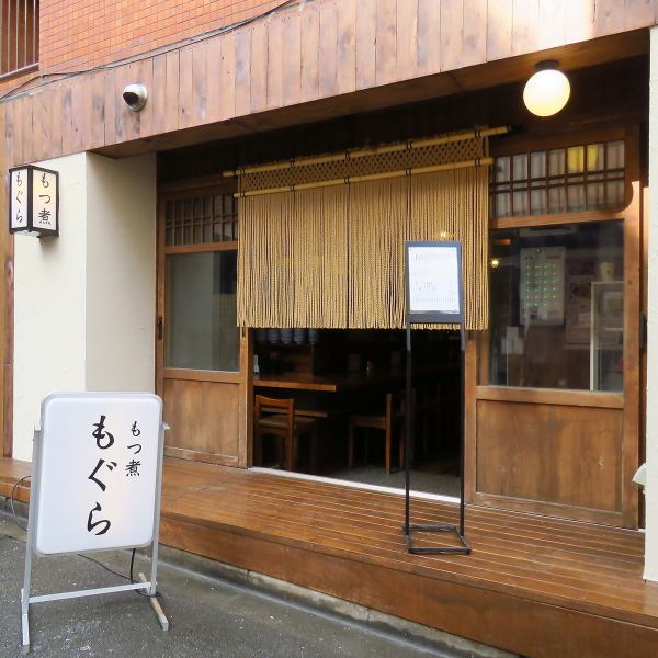 活気がありながらも心落ち着く雰囲気で、木目調の温かみある内装と、笑顔のスタッフがお出迎えいたします。会社帰りの一杯、ご友人とのお食事、各種宴会まで、幅広いシーンでご利用いただけます◎老若男女問わず、皆様に「また来たい」と思っていただけるよう、心のこもったおもてなしを心がけております。