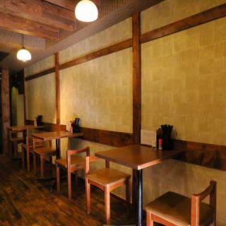 店奥にあるテーブル席は、カウンターから少し離れた静かな空間。料理を囲みながらゆっくり過ごしたい方におすすめです。