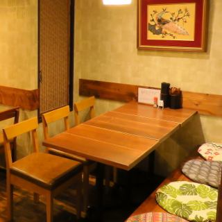 6名テーブルはグループでの食事や軽い宴会にぴったりの空間。木の温もりと柔らかな照明が包み込み、親しい仲間と地酒を酌み交わすのに最適です。