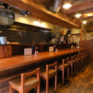 厨房を囲むL字のカウンター席は、料理の香りや音を五感で楽しめる特等席。木の質感があたたかく、ひとり飲みでも自然に落ち着ける雰囲気です。店主との距離も近く、地酒のおすすめを聞きながら食事を進めるのも楽しい時間。仕事帰りの一杯に最適です。