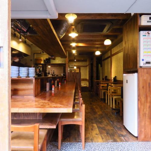 「もつ煮 もぐら」の貸切は、家庭的でありながら上質感のある大人の隠れ家スタイル。照明を少し落とした店内に地酒の瓶が並び、静かな活気が漂います。