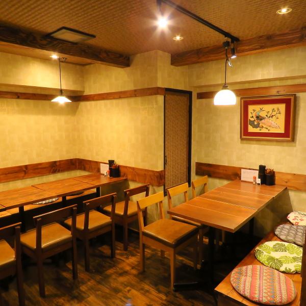 広々としたテーブル席は、団体様でのご宴会やご家族でのお食事にぴったりです！明るく活気のある雰囲気の中で、名物もつ煮や豊富な一品料理を皆様でシェアし、賑やかなひとときをお過ごしいただけます。気の置けない方々との大切な食事の場として、温かい雰囲気の中、お料理と共に喜びと感動を分かち合ってください。