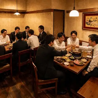 "Motsuni Mogura" offers a private dining experience that is both homey and sophisticated, like a hidden retreat for adults.The dimly lit interior is lined with bottles of local sake, creating a quiet yet lively atmosphere.