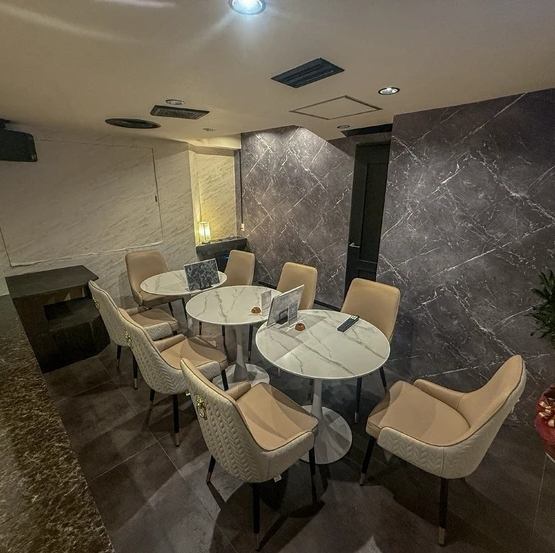 【個室席】大理石調の壁とテーブルが高級感を醸し出し、落ち着いた色合いの椅子が一層心地よい環境を整えています。広々としたテーブル配置は、友人や仕事仲間など、様々なシチュエーションに最適です。照明も柔らかく、リラックスした雰囲気を演出しており、心地よい会話を楽しむことができます。