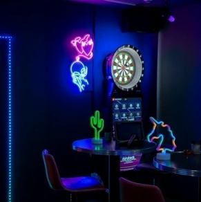 ゆったりとしたプライベート空間で、心ゆくまで友人との会話や楽しいアクティビティを楽しめます。最大20名様までご利用いただける広々としたスペースで、フロア貸切も可能です。ネオンのライトが幻想的な雰囲気を醸し出し、ダーツを楽しむだけでなく、特別な思い出を作るための理想的な場所となっています。