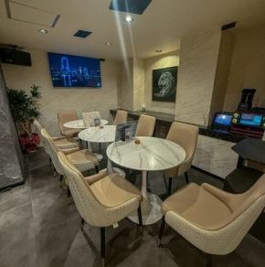 親しい人々と特別な時間を過ごすための理想的なスペースです。モダンでシンプルなデザインのテーブルと、心地よい座り心地の椅子が揃い、長時間の会話も疲れずに楽しめます。周囲のインテリアは落ち着いた雰囲気を演出。女子会や誕生日パーティー、カジュアルなディナーなどに最適です。