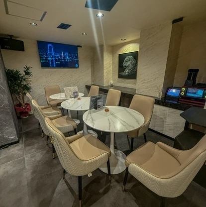 親しい人々と特別な時間を過ごすための理想的なスペースです。モダンでシンプルなデザインのテーブルと、心地よい座り心地の椅子が揃い、長時間の会話も疲れずに楽しめます。周囲のインテリアは落ち着いた雰囲気を演出。女子会や誕生日パーティー、カジュアルなディナーなどに最適です。