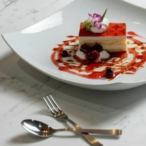 木苺ほムースケーキと季節のアイス添え