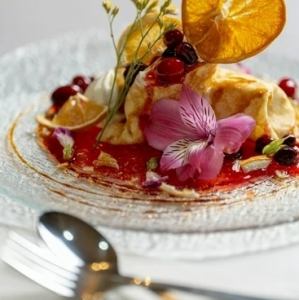 彩りフルーツのクレープロール~ベリーソース~