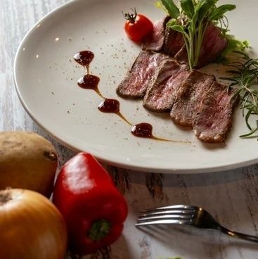 テーブルを華やかに『イチボのローストビーフ　選べるソース』