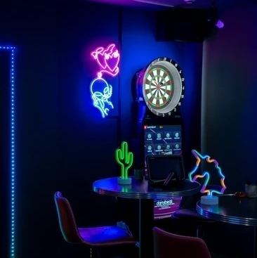 【テーブル席】ゆったりとしたプライベート空間で、心ゆくまで友人との会話や楽しいアクティビティを楽しめます。最大20名様までご利用いただける広々としたスペースで、フロア貸切も可能です。ネオンのライトが幻想的な雰囲気を醸し出し、ダーツを楽しむだけでなく、特別な思い出を作るための理想的な場所となっています。