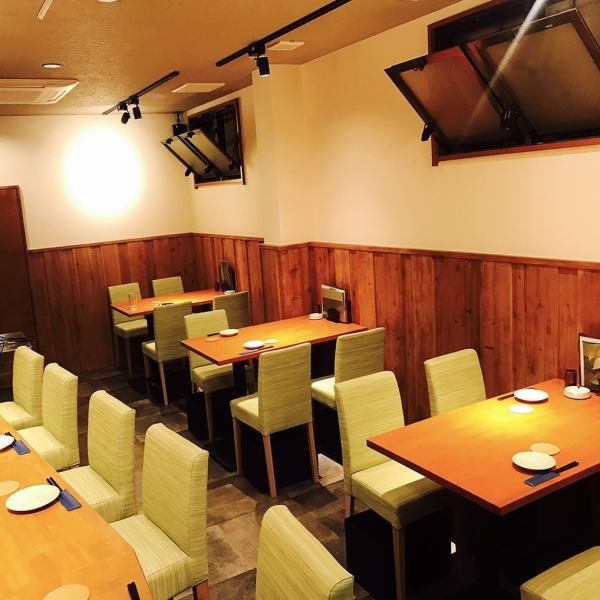 [1st floor] 8 counter seats, 1 table seat for 6 people, 2 table seats for 4 people.This is the floor where you can feel our atmosphere, alcohol and food the most.