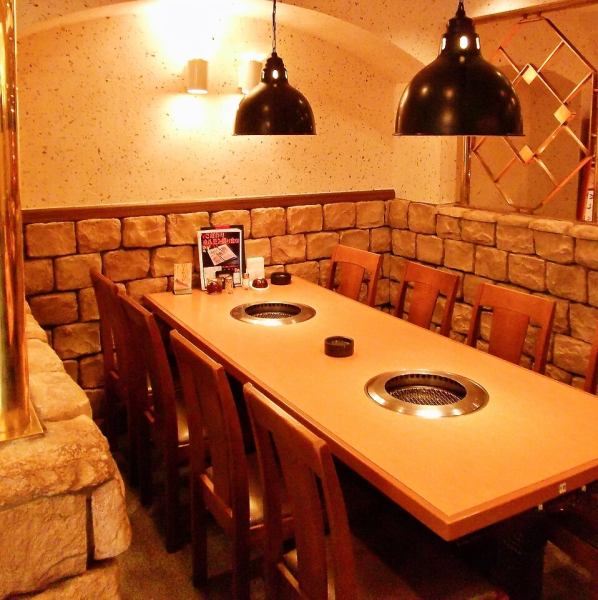 無煙ロースター完備！煙の匂いを心配しないで焼肉が楽しめます。4名テーブルは5卓をご用意。