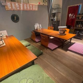 有一个榻榻米房间，可供两个人坐。榻榻米座位可组合，最多可容纳 12 人。