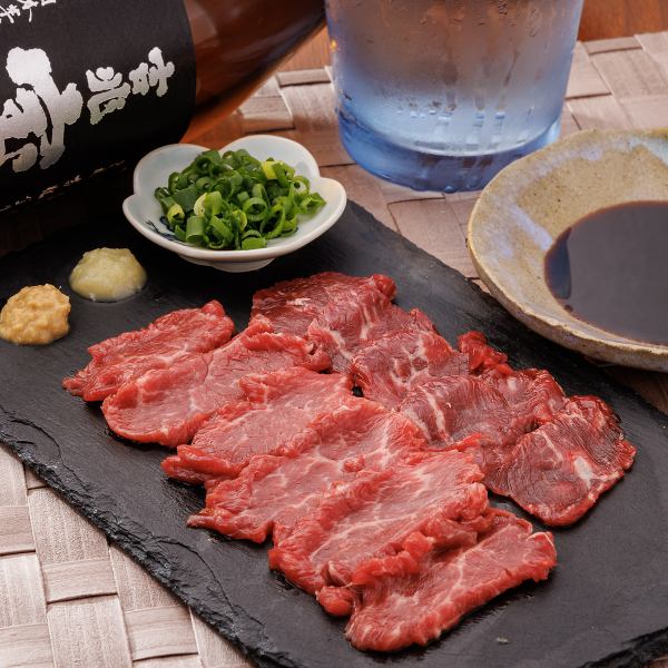 [Introducing a healthy, delicious and fresh dish] <Horse sashimi> Please try it! 890 yen (tax included)