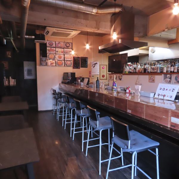 店内には手書きの黒板メニューが並び、日替わりのワインやフードが視覚的に楽しめるライブ感のある空間。肩肘張らずに飲める気軽さがありつつ、ワインの内容は本格的。ひとり飲みや少人数飲みにちょうど良い、温度感の近い距離感を楽しめる雰囲気です。