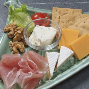 生ハムとチーズ三種盛り