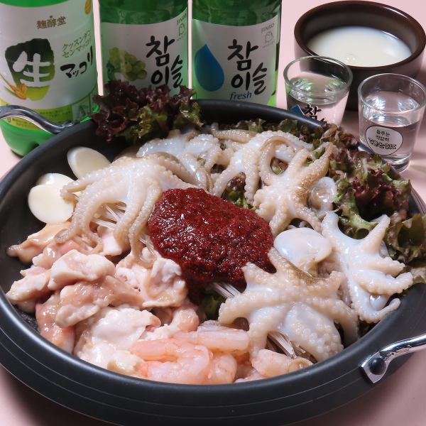 【新鮮な海産物や国産牛ホルモンの旨味を堪能♪】宴会に◎当店人気No.1の絶品鍋♪ナッコプセ1980円(税込)