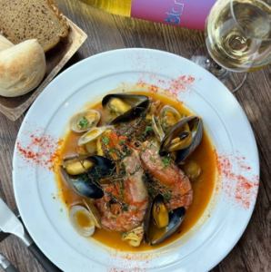 Rich bouillabaisse of 6 kinds of seafood with natural yeast bread