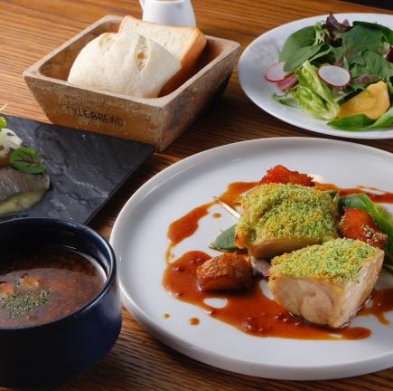 [Bistro lunch set with a choice of main dishes] ★ Includes salad, soup and drink! Total of 4 dishes // LUNCH SET