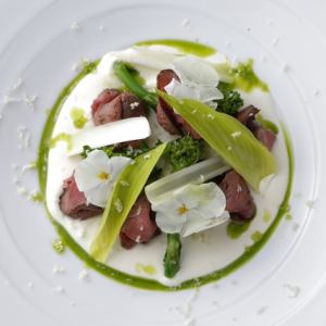 【冷前菜】桜肉のコールドビーフ～西洋わさびのクレマエーグル～