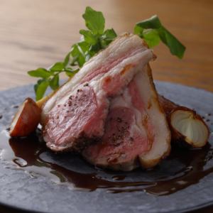 【メイン】骨付き仔羊のロースト～春野菜グリルとシェリービネガーソース～