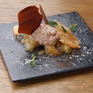 鶏白レバーのムース　カカオのチュイルと林檎のコンポート～クラッカー2枚付き～