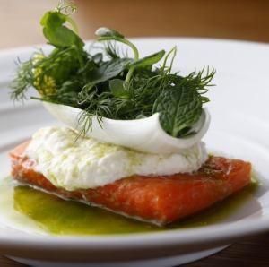 サーモンの低温調理～ストラッチャテッラチーズと香草のヴィネグレット～