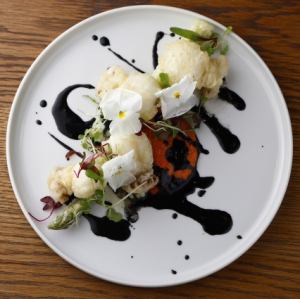 コウイカと季節野菜のフリット ～イカ墨とロメスコソース～