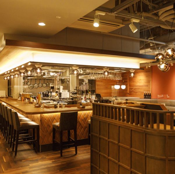 店内にはゆったりできるソファー席とテーブル席がございます。1~2名様用、2~3名様用、3~4名様用等ございますので、お一人様でもご友人とでも、是非お気軽にご来店ください☆