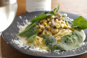 仔羊のサルシッチャととうもろこしのクリームパスタ