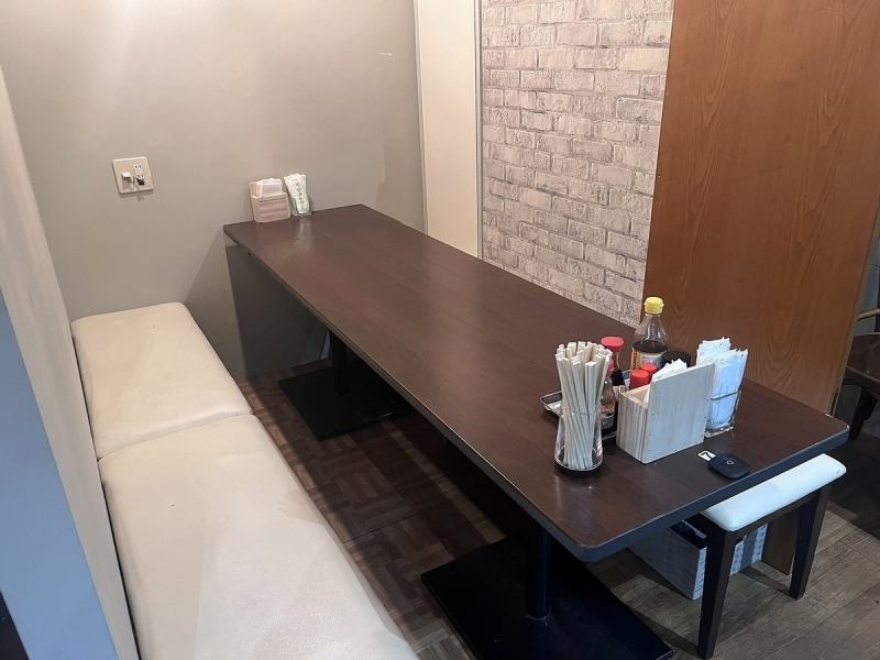 少し落ち着いた空間のお部屋・お席もご用意しております。6名から10名まで座れるテーブルもあり！会社の飲み会や女子会、ご友人同士のお食事などにもご活用いただけます。